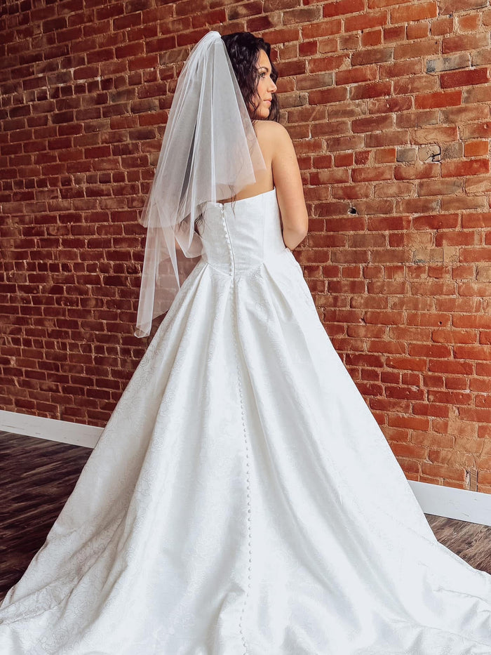 Pointed Cut Edge Veil